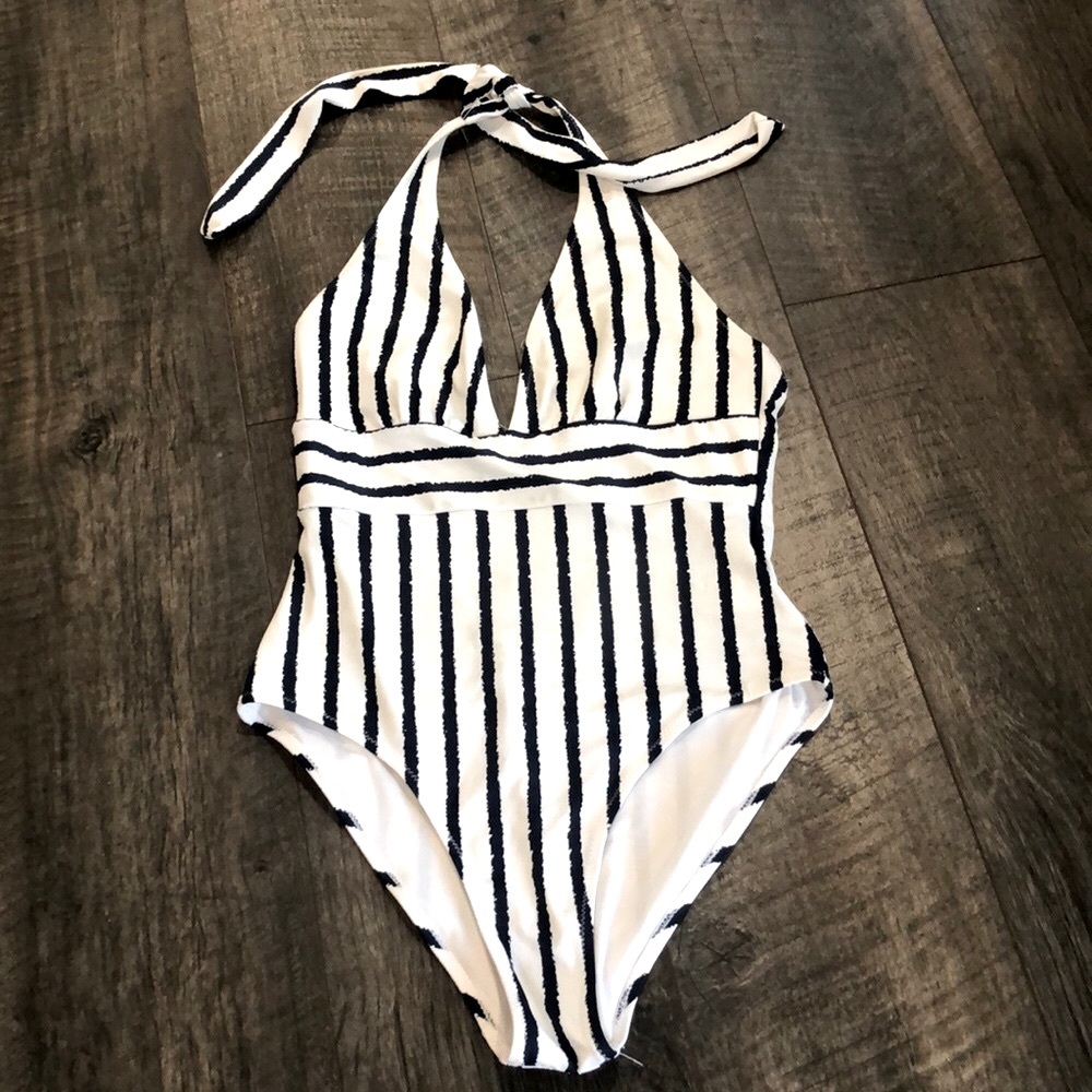 CUPSHE NAVY/WHITE STRIPED ONE PIECE BATHING SUITE SIZE M